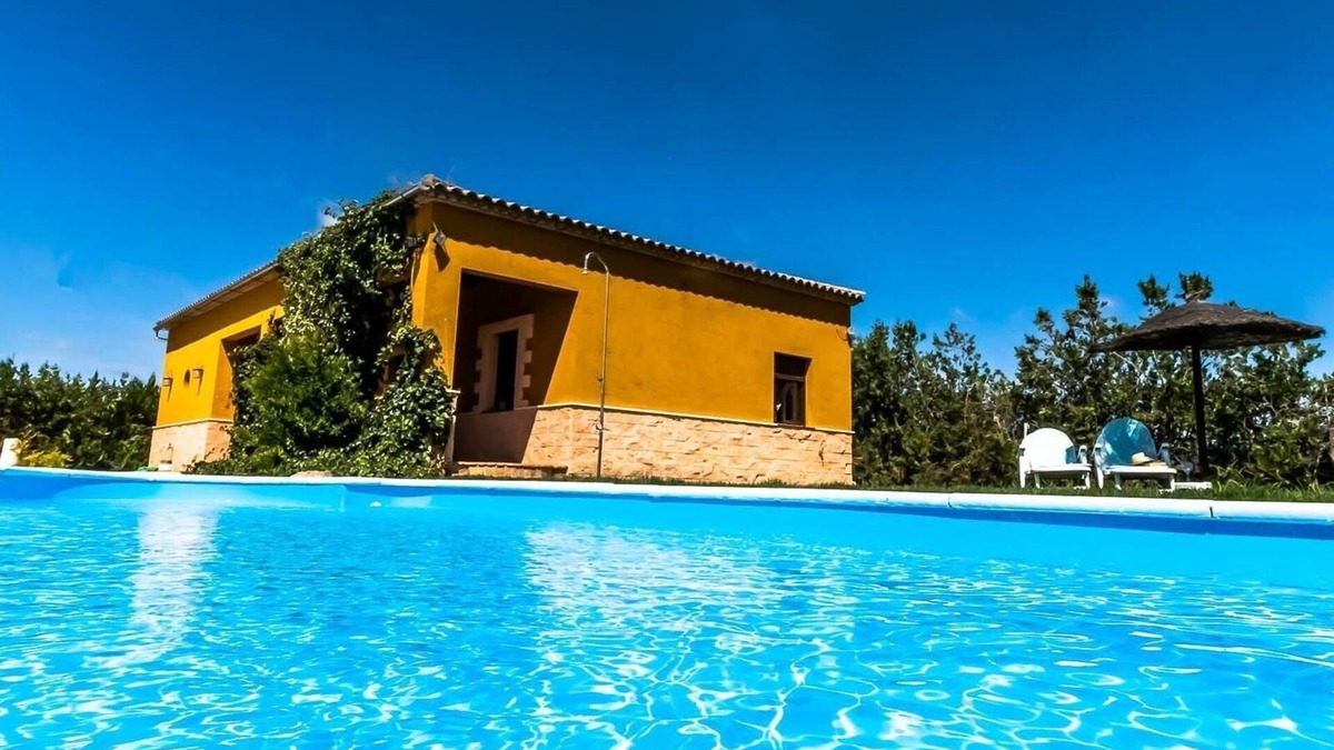 La Lantejuela House | Rural Holiday Home 'Villa Lucrecia' with Pool & Wi-Fi
