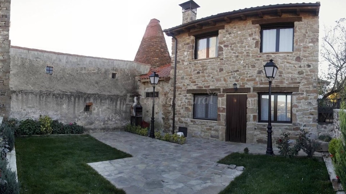 San Andres de Soria Cottage | Rural House Sierra de Tabanera in San Andres, Soria with barbecue and large garden