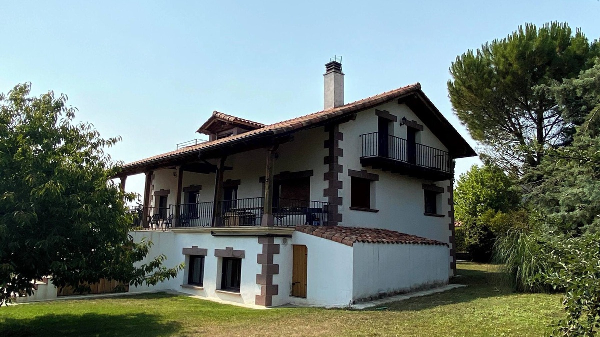 Egues Cottage | Rural house 10 minutes from pamplona with large garden and games room