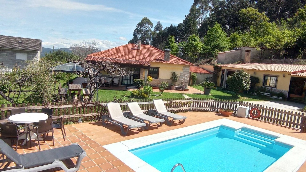 Santa Cristina de Cobres House | Rural house Pontevedra. Pool, garden and barbecue