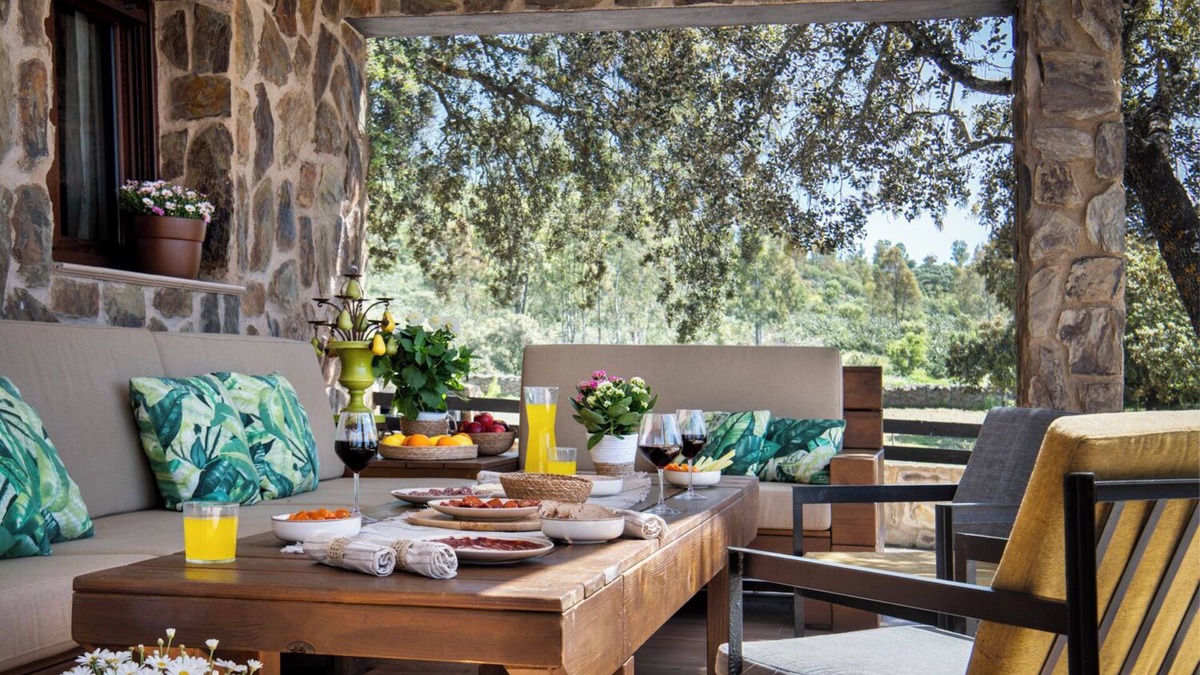 Llerena Cottage | Rural house surrounded by mountains with swimming pool, skatepark and children's playground in Llerena