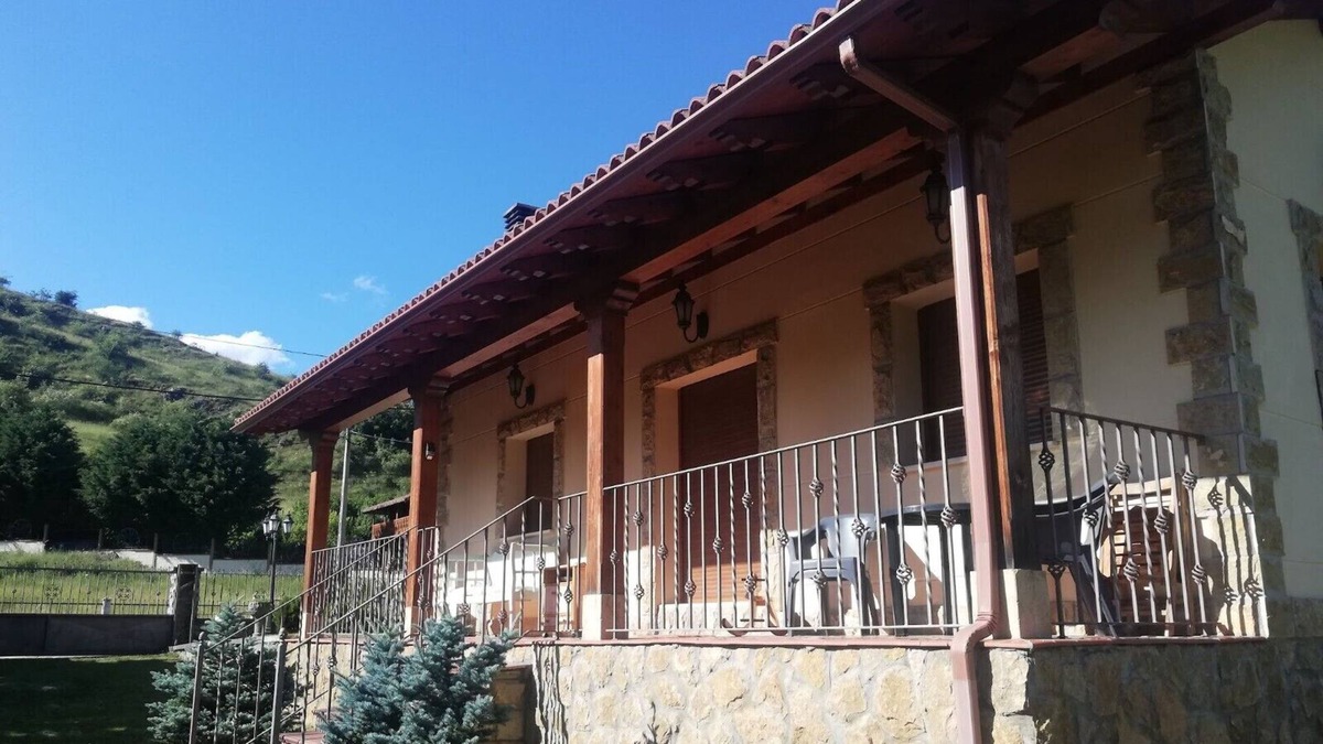 Villamanin Cottage | Rural house with fireplace next to hiking trails and ski slopes