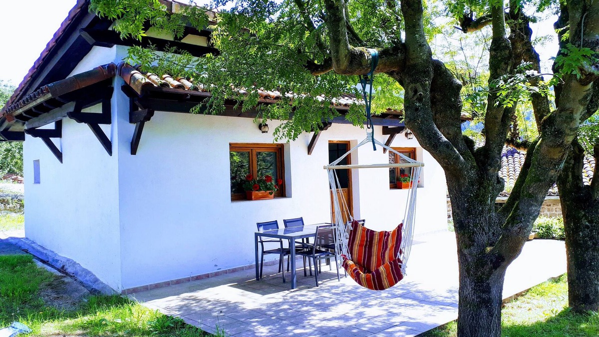 Igorre Cottage | Rural house with garden and terrace between two natural parks.