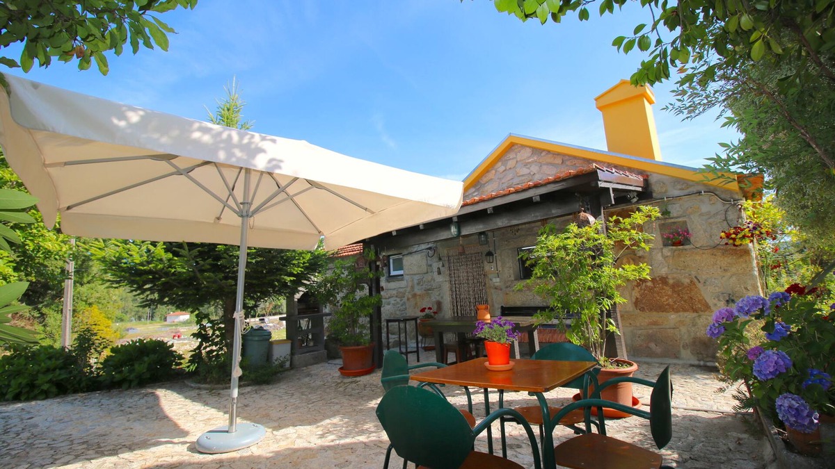 Lanhelas House | Rural house with private pool and gardens