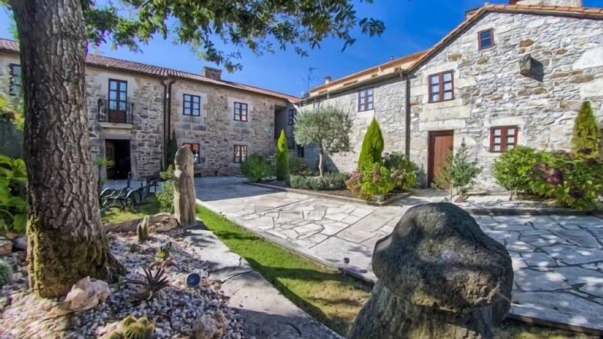 Codeseda Cottage | Rural Houses for 24 people with Pools and Spacious Garden