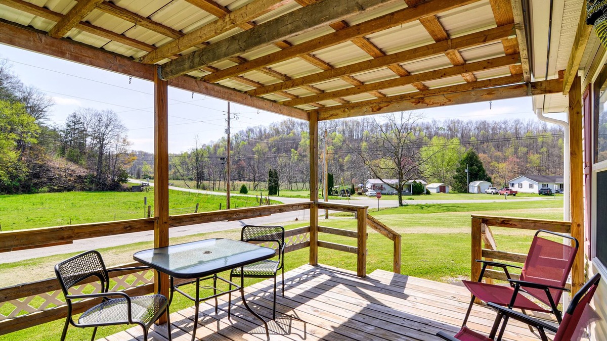 Dabolt House | Rural Kentucky Vacation Rental ~ 15 Mi to London!