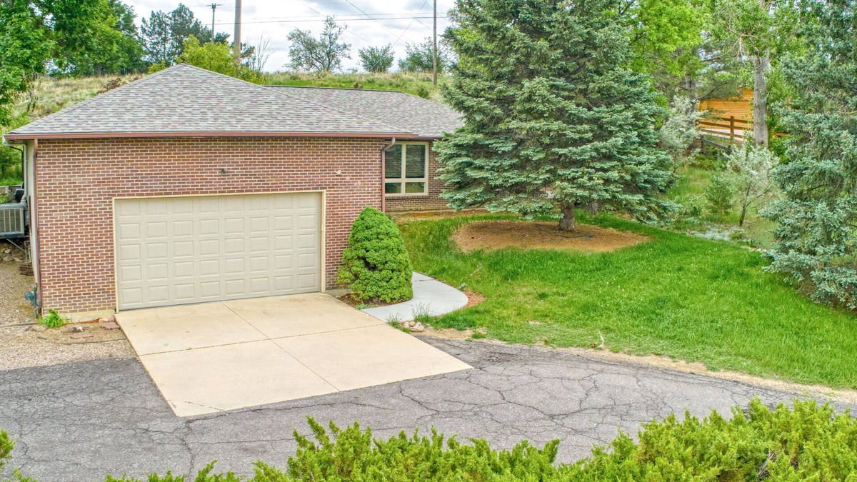 Ridglea Hills House | Rural life in the City of Boulder, easy access to trails and town.