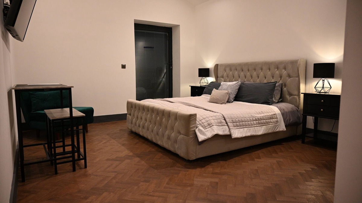 Rugeley House | RURAL LUXURY ROOM WITH WETROOM and self catering facility