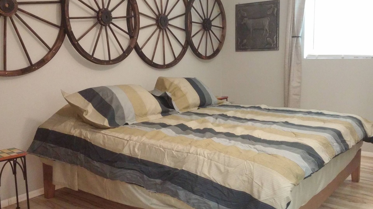 Dublin Bed & Breakfast | Rural Oasis - King's Private Room and Shared Bathroom