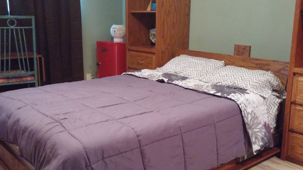 Dublin Bed & Breakfast | Rural Oasis - Murphy's Private Room & Shared Bathroom
