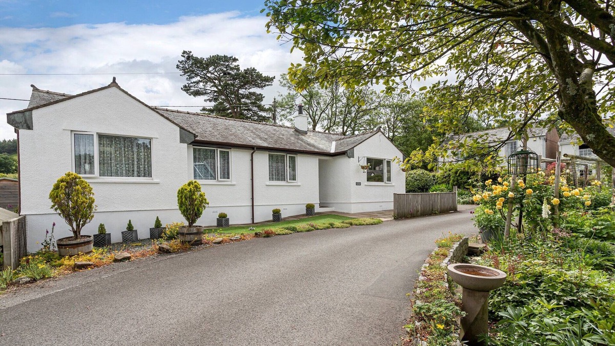 Braithwaite Cottage | Rural retreat bungalow with garden, No Deposit