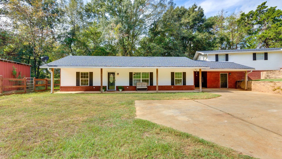 Walker Springs House | Rural Retreat w/Covered Porch Near Jackson