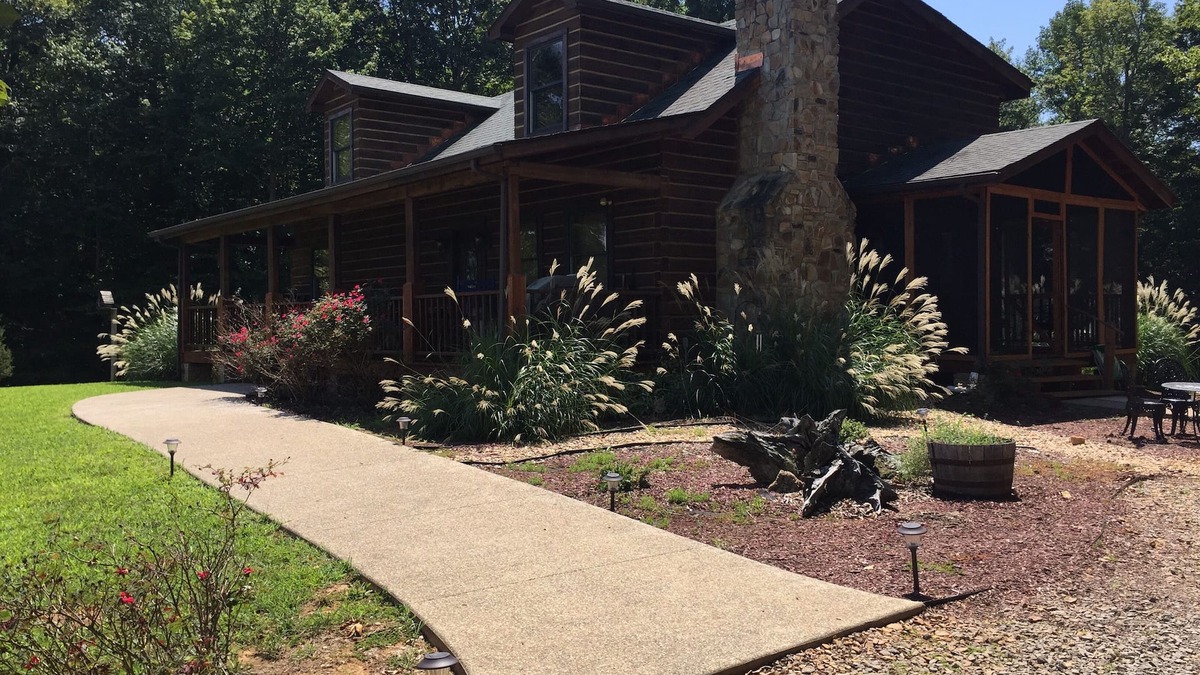 Windsor Cabin | Rural rustic log cabin at Lake Cumberland.