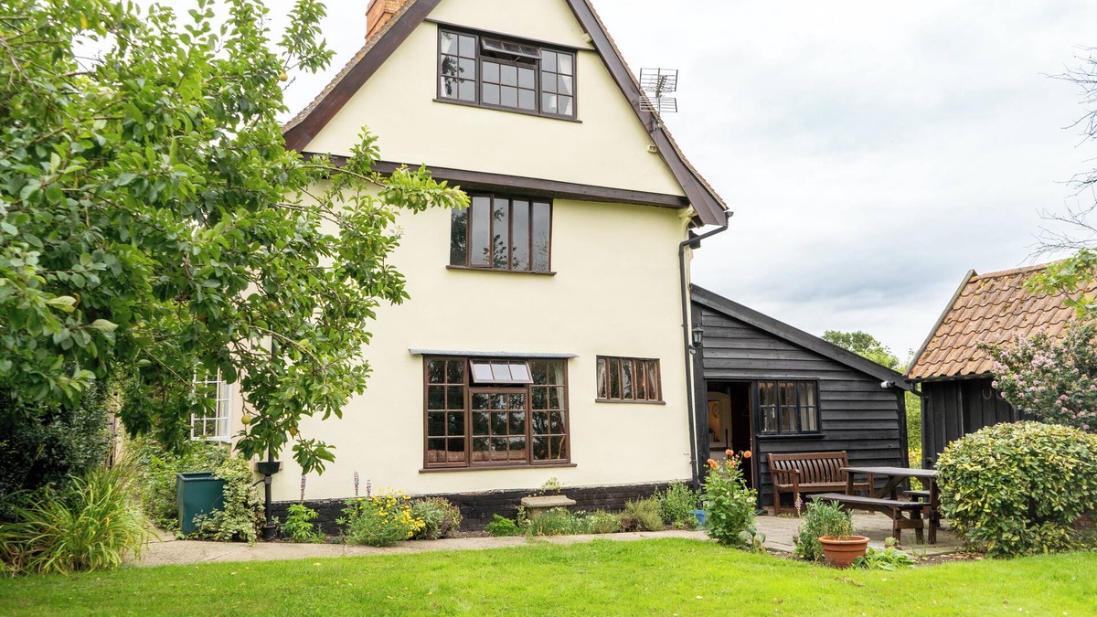 Stowmarket Cottage | Rural Timber Framed 16th C Cottage With Use Of Indoor Heated Pool