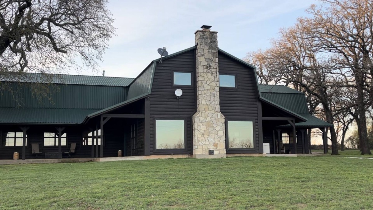 Stephenville Cabin | Rural western cabin- just 5 mins from exciting Stephenville!