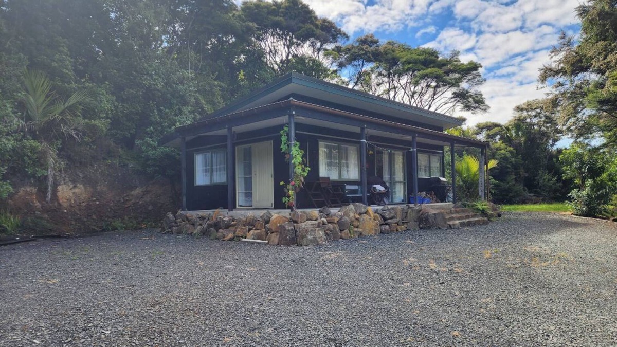 Tuateawa Cabin | Ruru Retreat - peaceful oasis set off the road, pet friendly!
