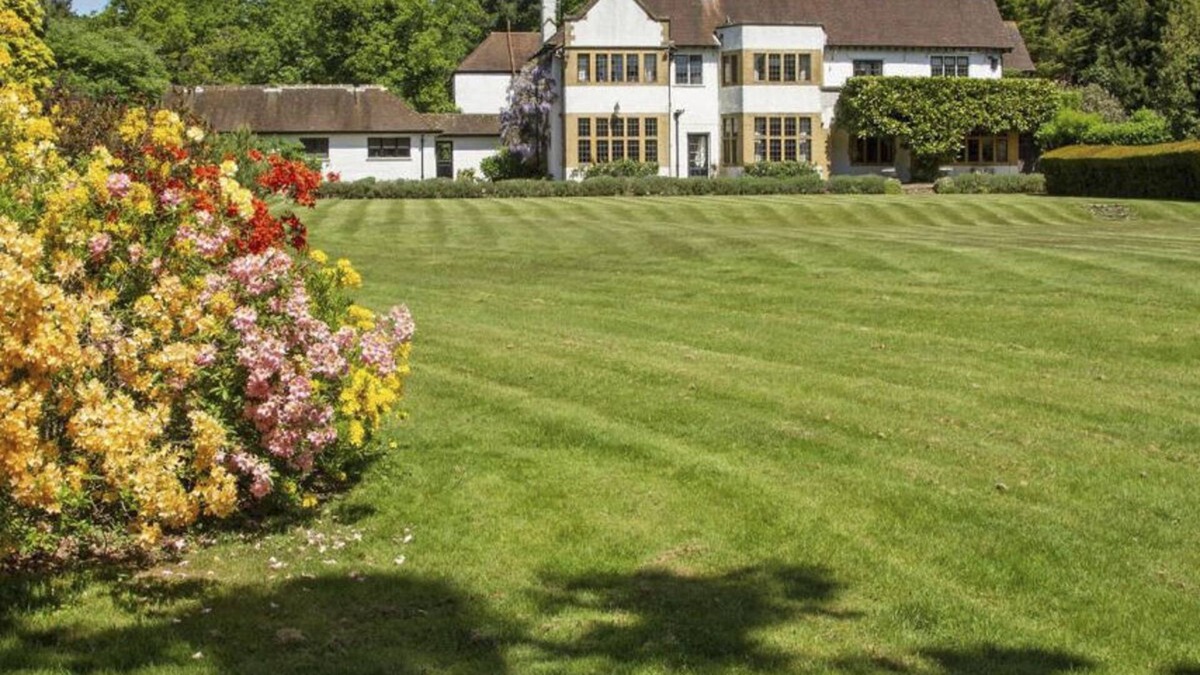 Godalming Villa | Ruskin Manor - Eight Bedroom Villa, Sleeps 15