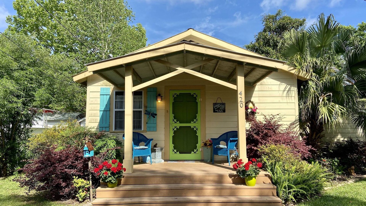 Biloxi Cottage | Russell Cottage: Your home away from home.