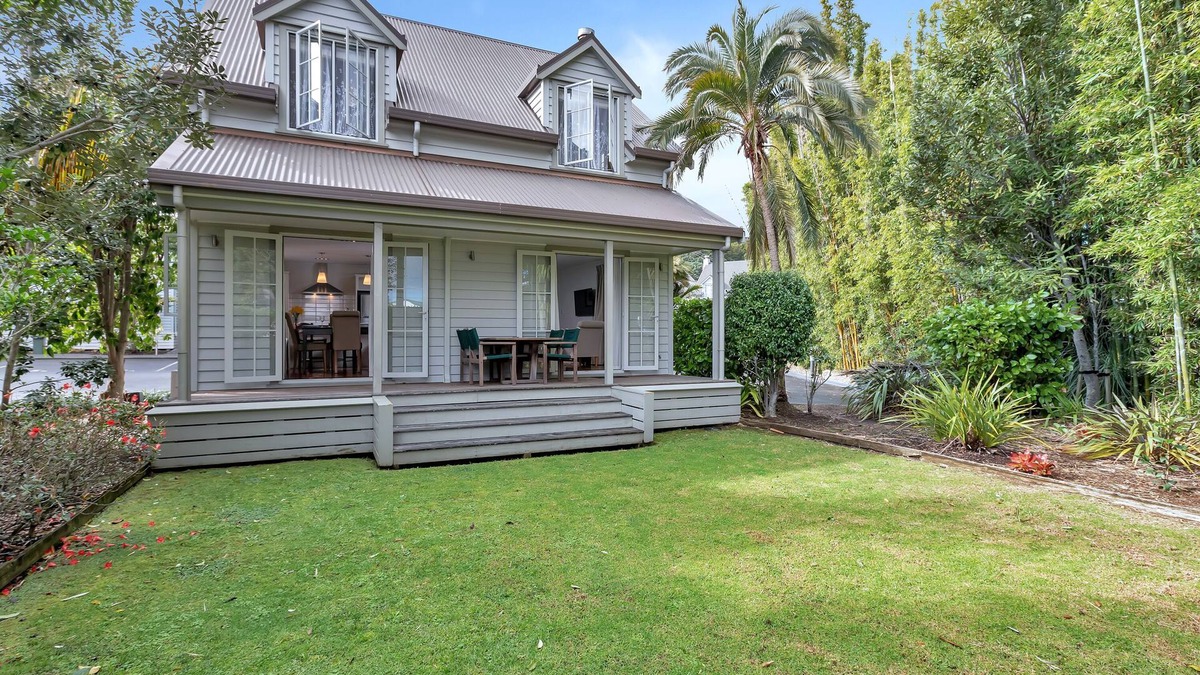 Russell House | Russell Cottages - Russell Holiday Home