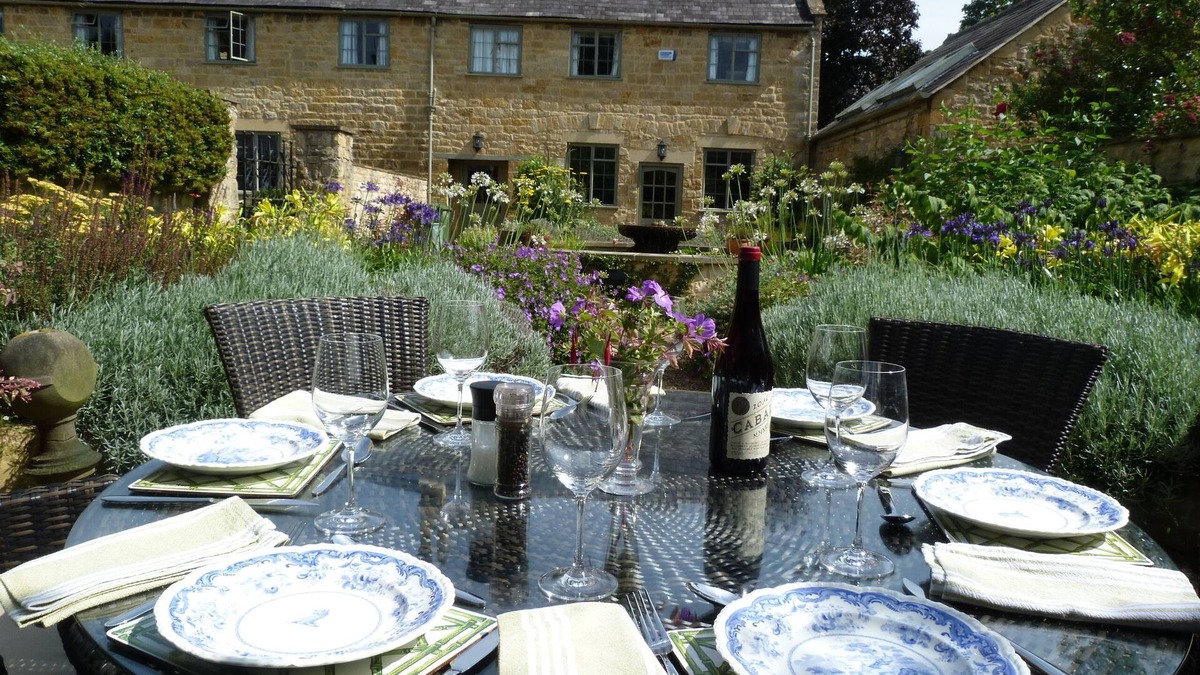 Broadway Cottage | Russell Court Cottage Historic 18th-Century Cotswold Retreat in Central Broadway