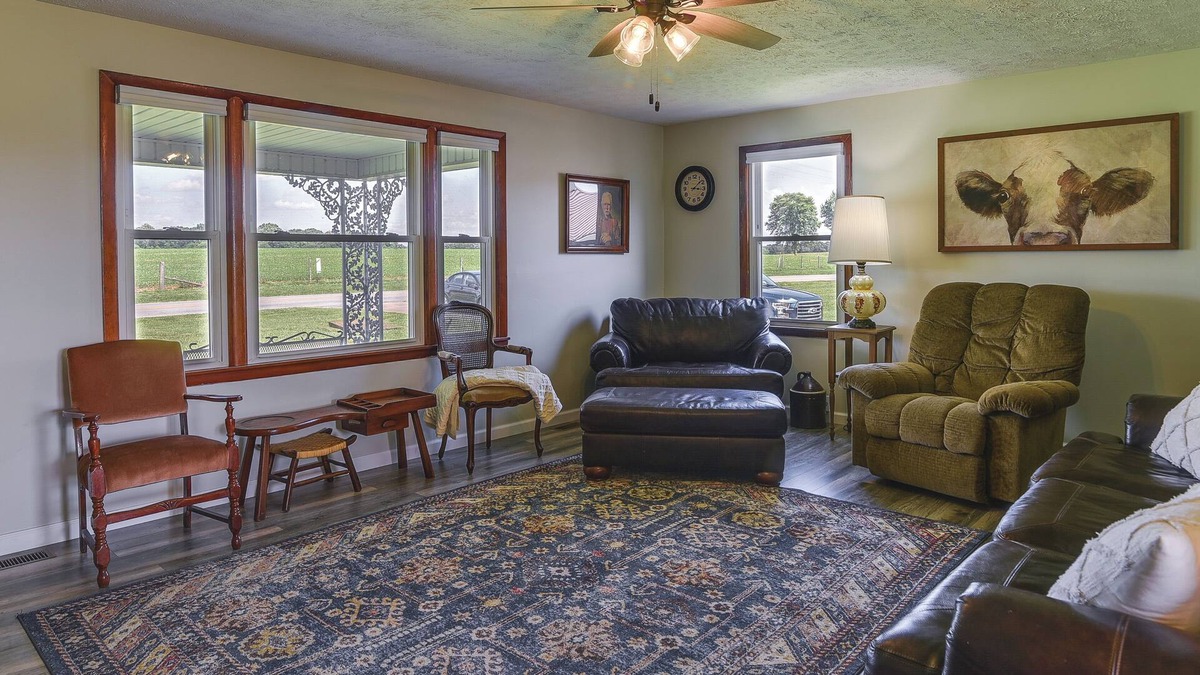 Windsor House | Russell Springs Home w/ Fire Pit - 8 Mi to Lake!