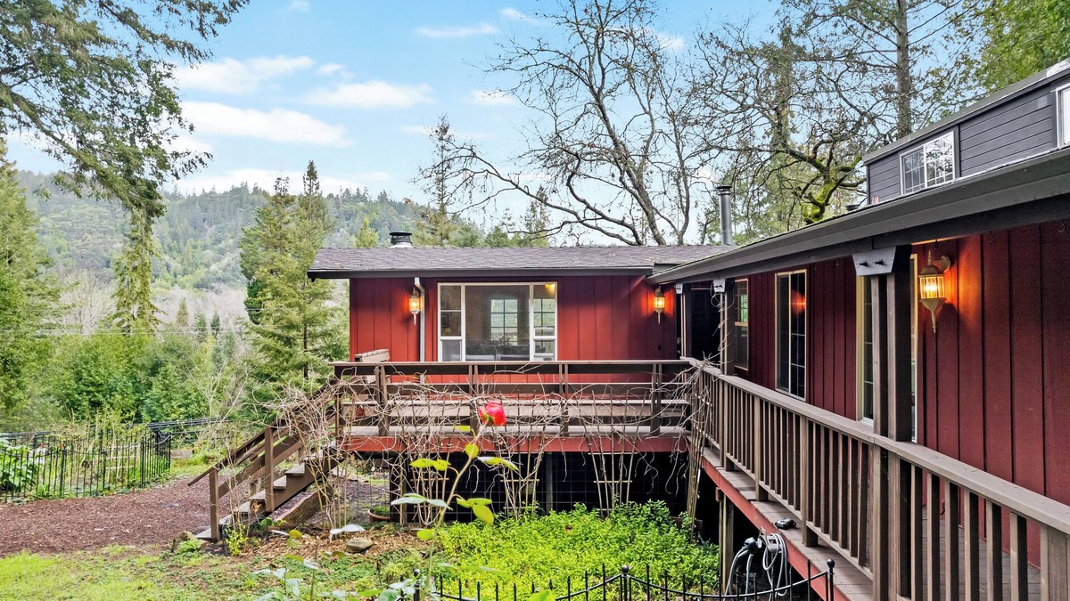 Hacienda House | Russian River Retreat with Hot Tub, BBQ, & Deck