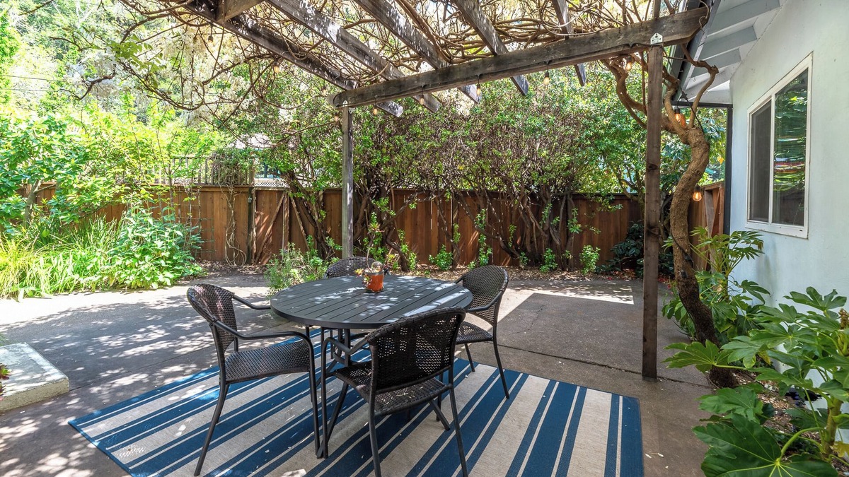 Guerneville House | RussianRiverBungalow:NEW & Magical Family Retreat! Walk to the River!WiFi/Pup
