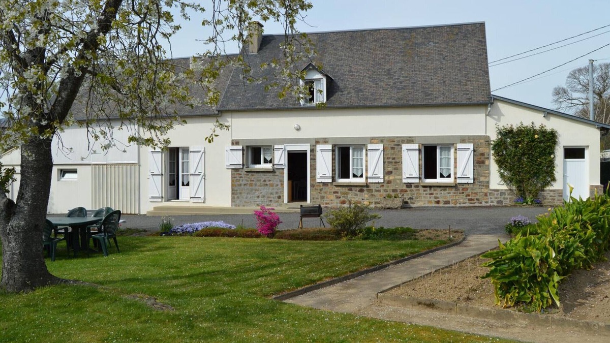 Saint-Quentin-sur-le-Homme Cottage | Rustic house with fireplace, garden and pets allowed