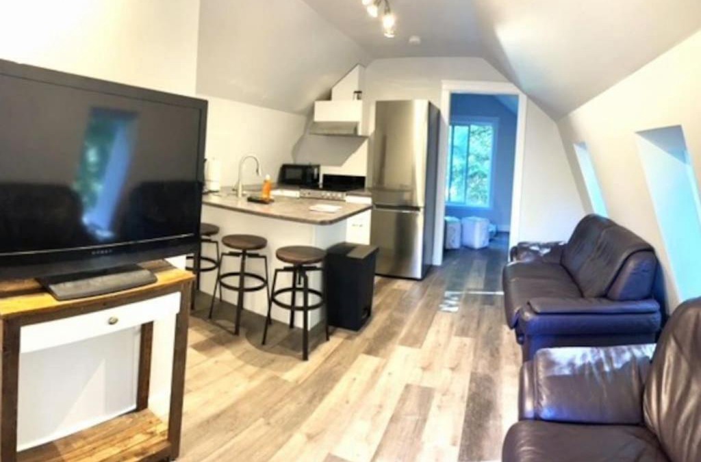 Shawnigan Lake House | Rustic 1-Bedroom farm style loft with fire pit