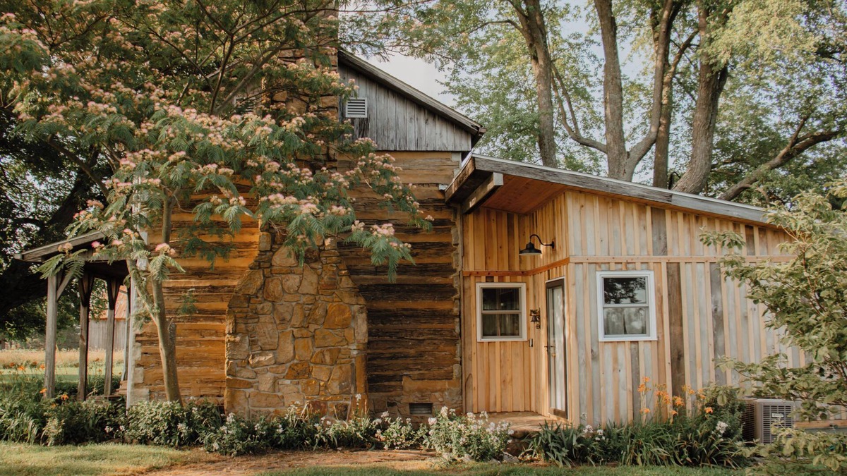 Rumsey Cabin | Rustic 1800s' Log Cabin with Modern Amenities on an Old Farm close to Owensboro