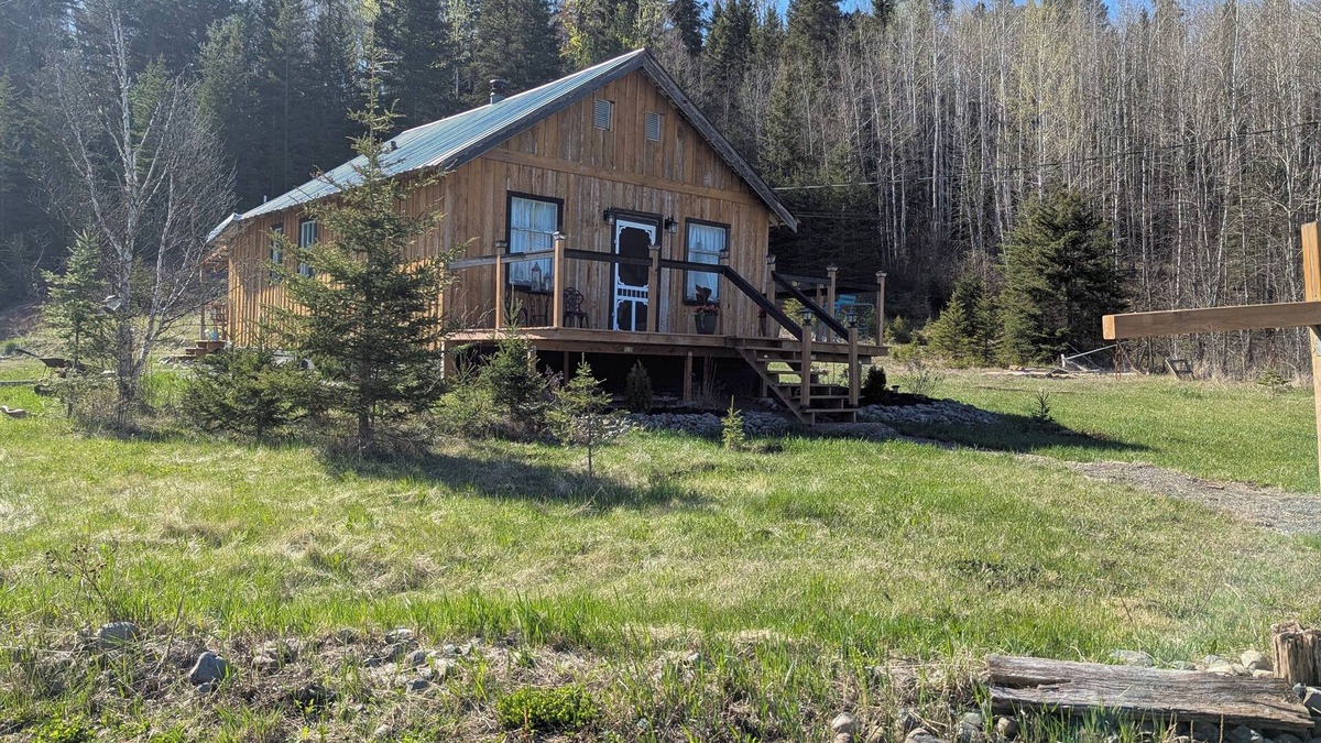 Kaministiquia Cabin | Rustic 2 Bed 1 Bath Cottage in Kaministiquia w Breathtaking Views of the Valley