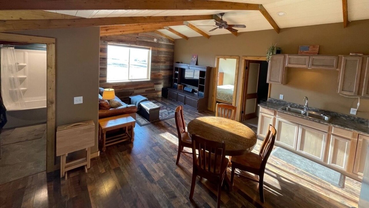 Corvallis Apartment | Rustic 2 bed/1 bath Cabin above shop +hot tub!
