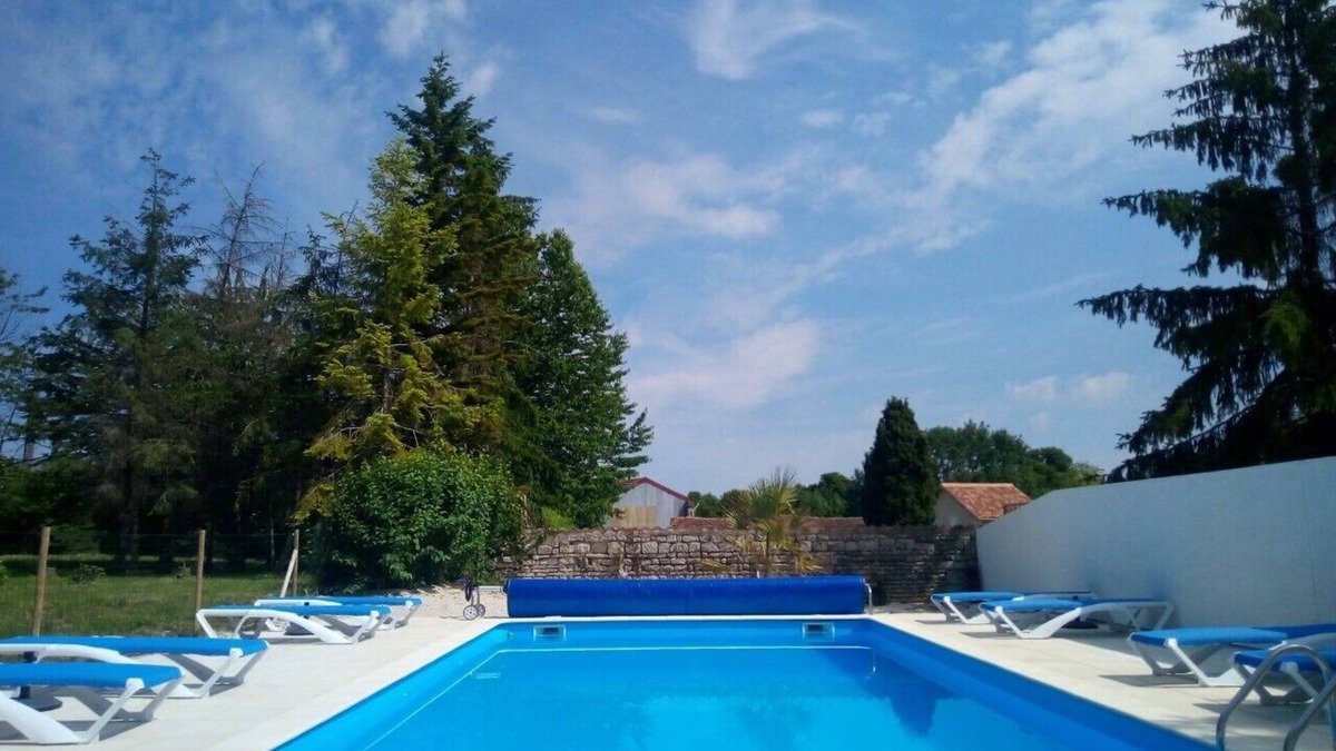 La Bataille House | Rustic 2 bed gite sleeps 4 near Chef Boutonne