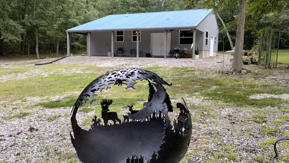 Santa Fe Cabin | Rustic 2-bedroom cabin next to 1000+ acre Conservation area near Mark Twain Lake