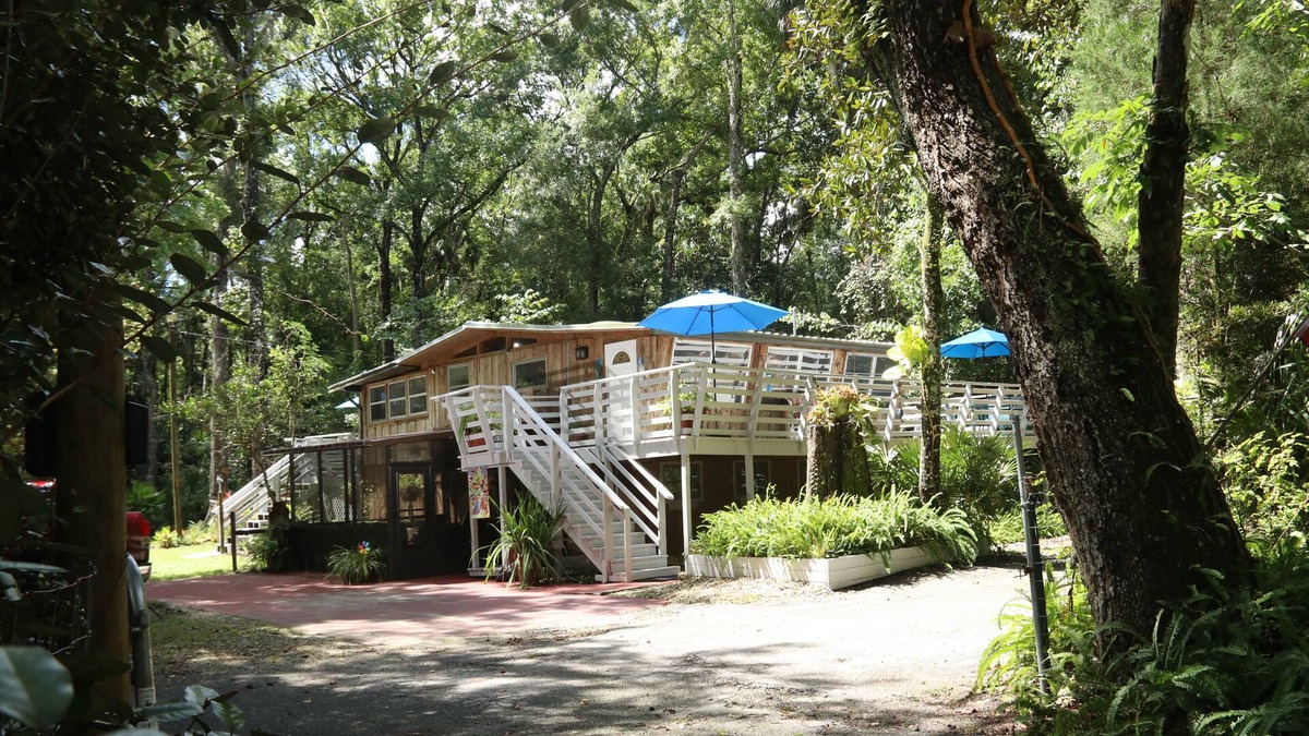 Homosassa Cabin | Rustic 2 Bedroom Tropical Treehouse on Yulee