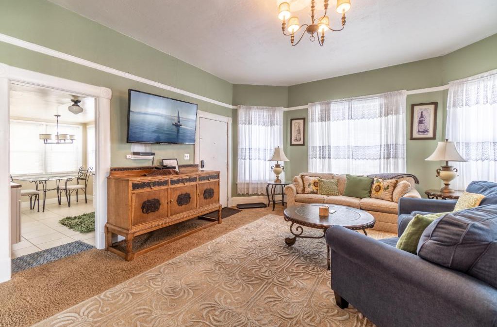 Downtown Reno Apartment | Rustic 2-Bedroom walking distance to Downtown