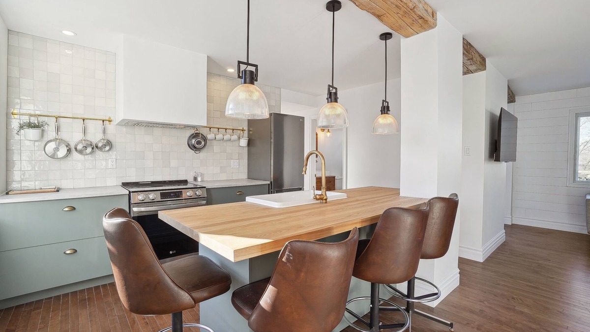 Hull Apartment | Rustic 2 bedrooms from the 1900s, freshly renovated, 5 min from downtown Ottawa