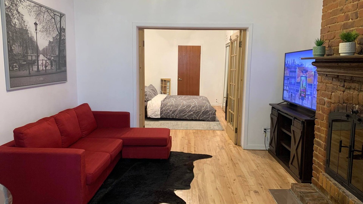 Quartier des Spectacles Apartment | Rustic 2 Bedrooms, premium dowtown location