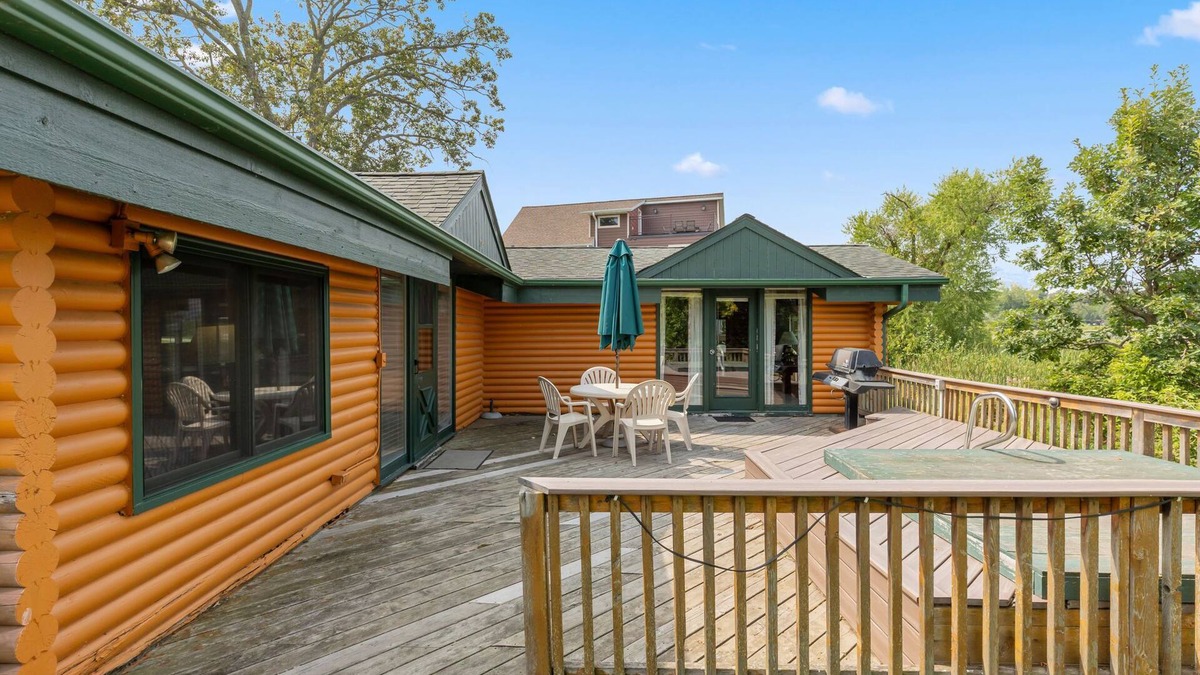Breezy Point Cabin | Rustic 2BR Cabin with Deck Overlooking Golf Course