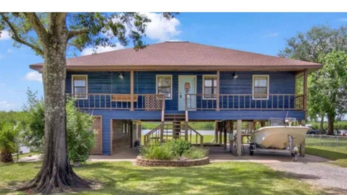 Beaumont House | Rustic 3-bedroom house right on the bayou in lovely Beaumont