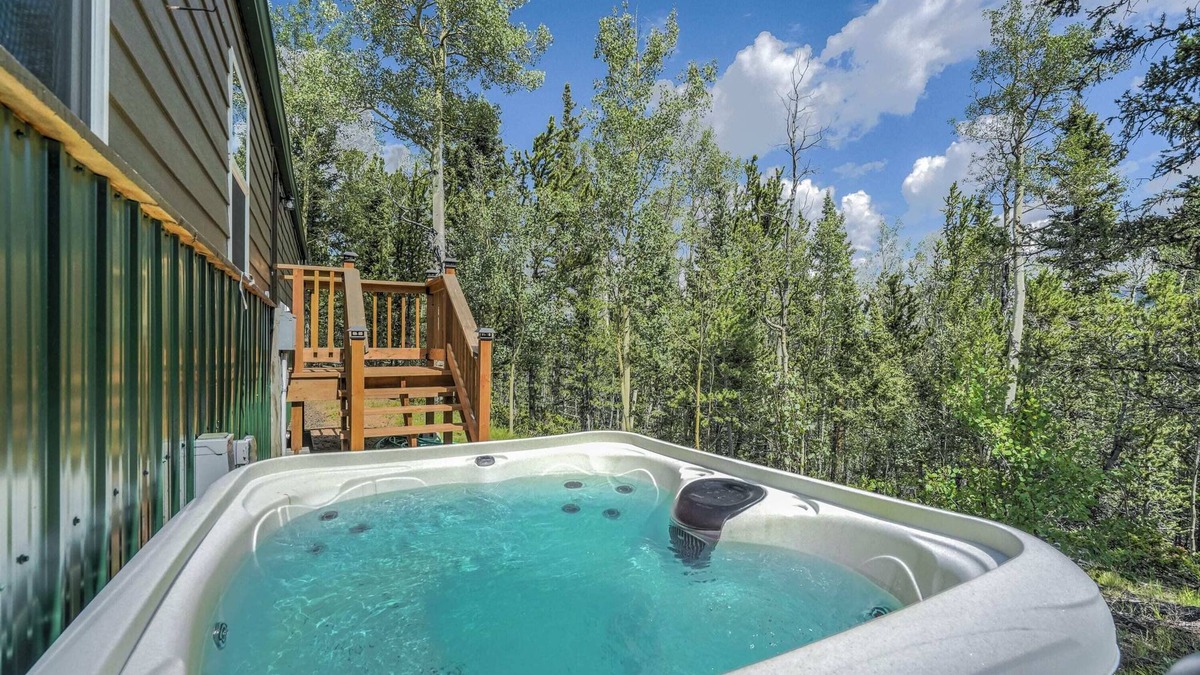 Cripple Creek Ski Chalet | Rustic 3BR Home with Hot Tub, Peak View near Cripple Creek