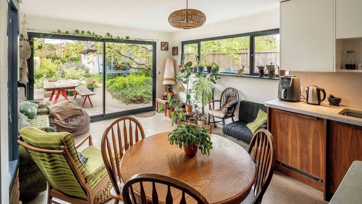 Leyton House | Rustic 4BD Family Retreat in Leafy Leyton