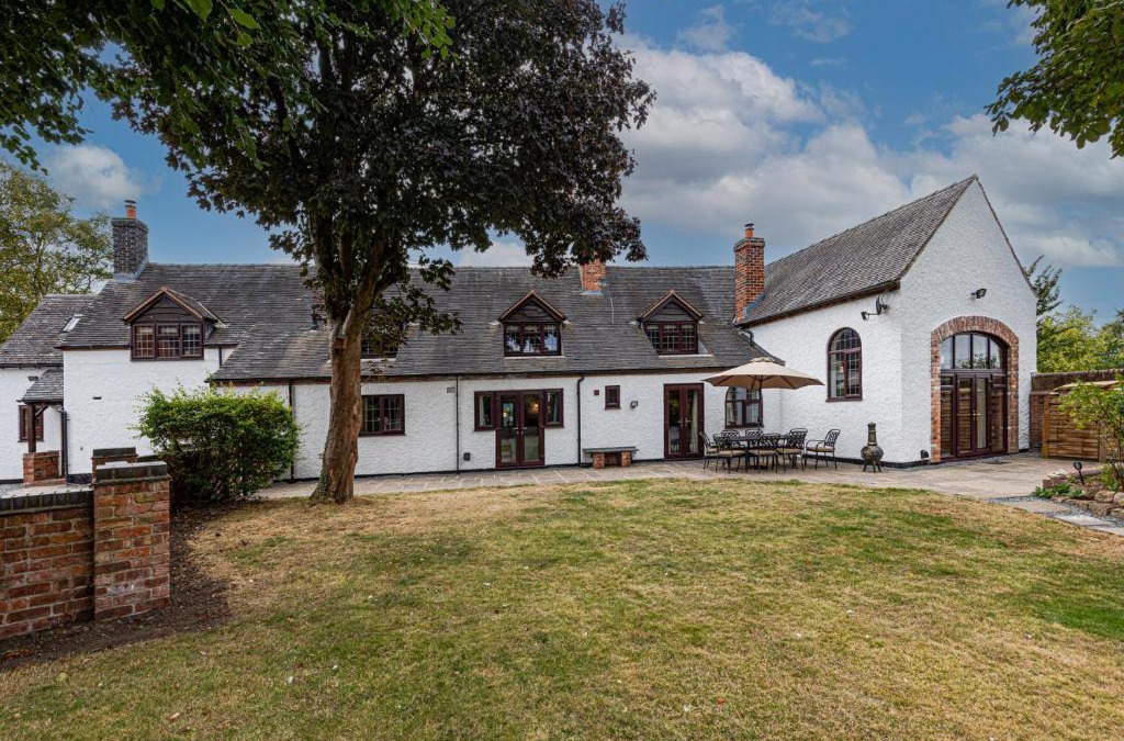Snarestone House | Rustic 5 Bed Farm House in Derbyshire, sleeps 9