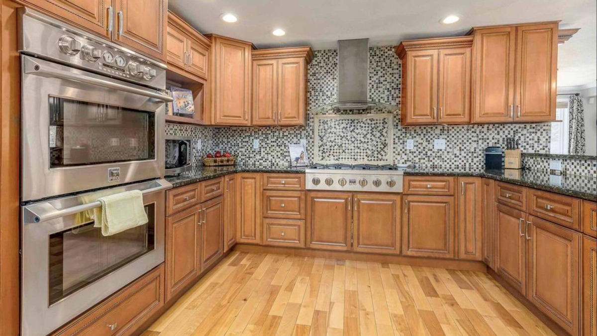 Londonderry House | Rustic 6 bedroom 6,500 sf home on 4 acres with hot tub!