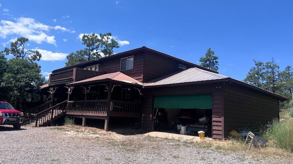 Rutheron Cabin | Rustic 7-BDRM and 3-bath lodge in a gated community in Los Ojos with WiFi access