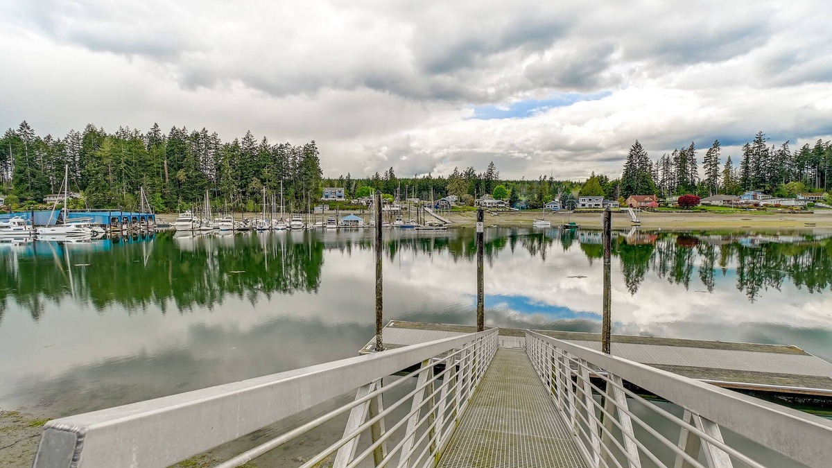 Allyn-Grapeview Cabin | Rustic Allyn Cabin: Private Isl Community w/Kayak