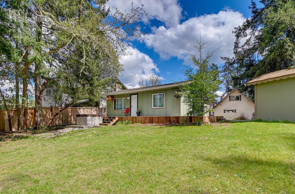 Allyn-Grapeview House | Rustic Allyn Cabin Private Isl Community with Kayak