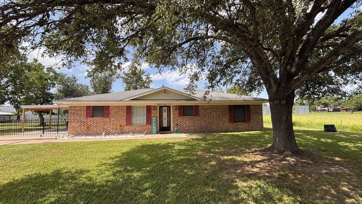 Burton House | Rustic Anchor Retreat- Charming Large Two bedroom house in the country.