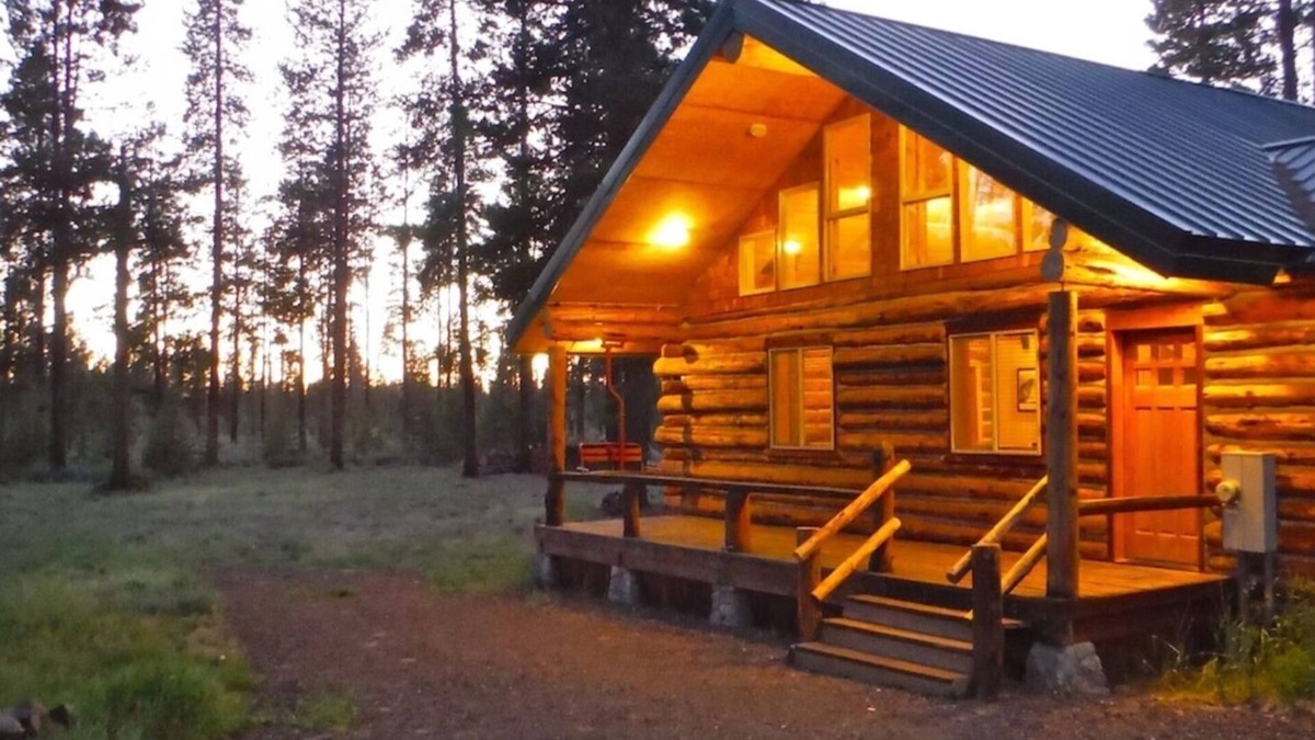 La Pine Cabin | Rustic and cozy log home, Room for the entire family.