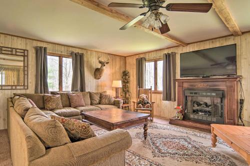 Russell House | Rustic and Modern Russell Cabin with Grill and Deck